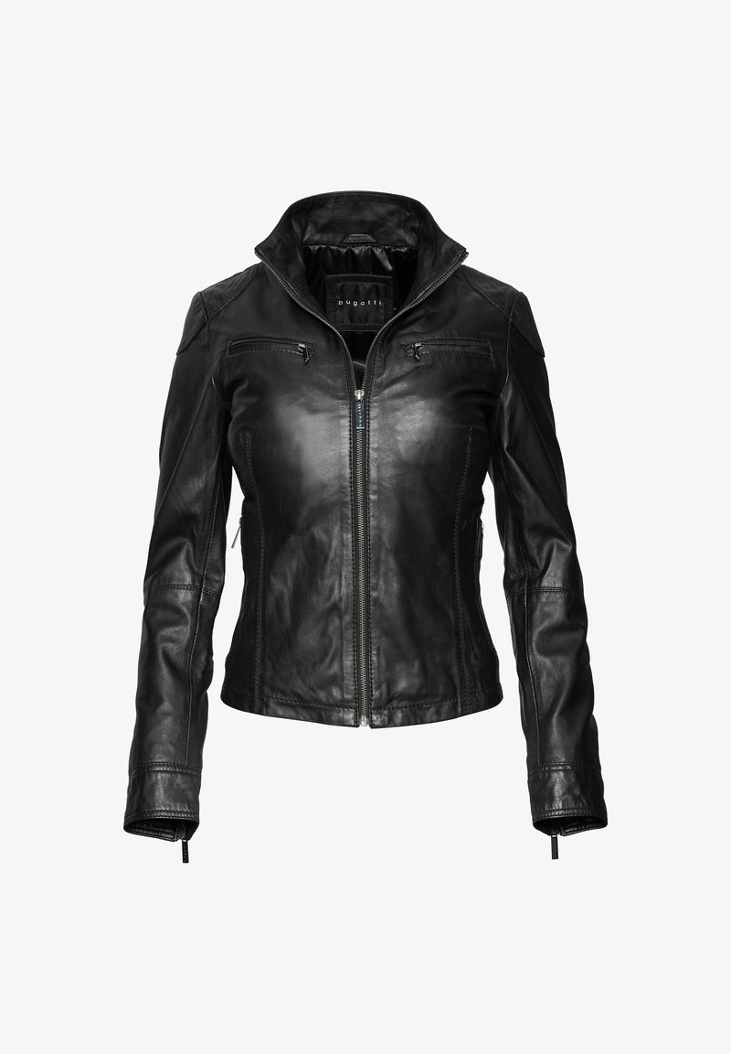 Giacca di pelle nera con zip frontale, due tasche con zip sul petto, colletto alto e maniche lunghe, esposta su uno sfondo bianco.