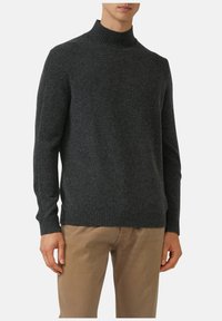 Maglione dolcevita a maglia di colore grigio scuro con collo e polsini a coste, presenta una vestibilità comoda e un tessuto strutturato. Design casual.