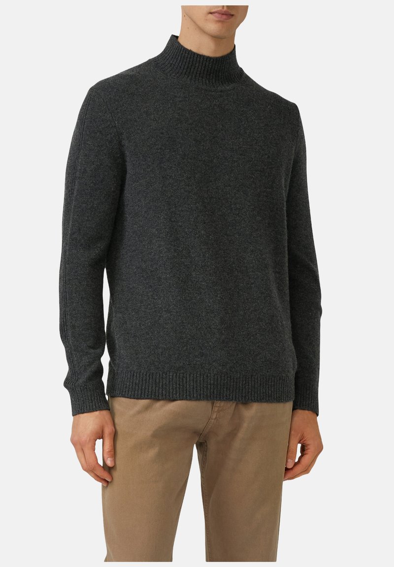 Maglione dolcevita a maglia di colore grigio scuro con collo e polsini a coste, presenta una vestibilità comoda e un tessuto strutturato. Design casual.