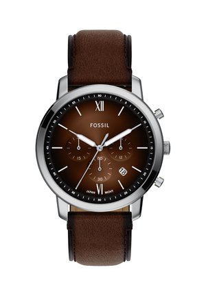 Orologio da polso rotondo Fossil con cinturino in pelle marrone, quadrante marrone, indici argentati, tre contatori e data alle 4.