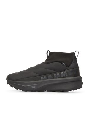 Sneaker slip-on nera alta con suola spessa e linguette, marchiata con "Mammut" sul lato e "Mammut Core" sulla suola.
