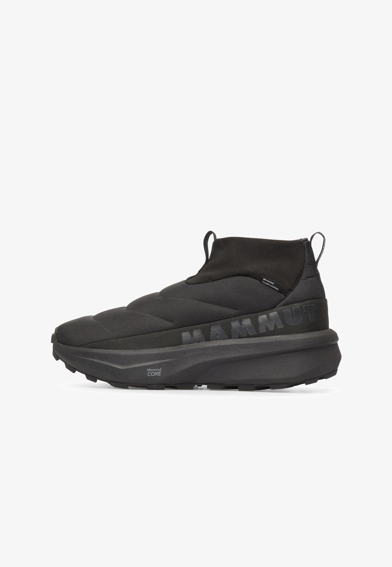 Μαύρο slip-on ψηλό αθλητικό παπούτσι με παχιά σόλα και λουριά για τράβηγμα, με σήμανση "Mammut" στο πλάι και "Mammut Core" στη σόλα.