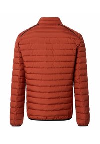 Okkergul quiltet jakke med lange ærmer og høj krave, set fra bagsiden på en hvid baggrund.