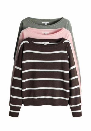 Drei mittelgroße Strickpullover gestapelt: vorne braun mit weißen Streifen, mittig einfarbig rosa, hinten einfarbig grau, alle mit Rundhalsausschnitt.