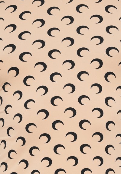 Selymes textúrájú barack színű szövet, amelyen egységesen elosztva ismétlődő mintában kis fekete félhold alakzatok láthatók.