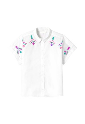 Chemise blanche à manches courtes avec boutons, brodée de motifs floraux géométriques en rose pastel, violet et turquoise sur les épaules et le haut des manches.