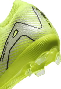 Felgekleurde gele voetbalschoen met een gestructureerde synthetische bovenkant, zwarte accenten en doorzichtige rubberen noppen voor grip. Gestroomlijnd ontwerp met een gebreide kraag.