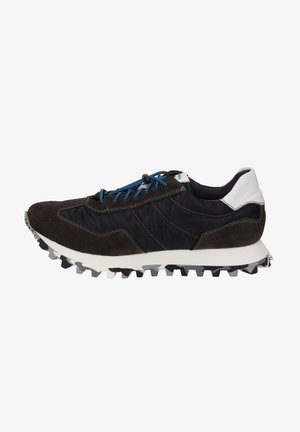 Braune Wildleder- und schwarze Textilsneaker mit blauen Schnürsenkeln, weißer Ferse, strukturiertem schwarz-grauen Sohlenprofil und elegantem Design.