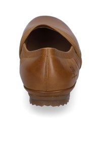 Ruske kožne cipele s glatkom završnom obradom, niskim potpeticom, elastičnim bočnim detaljima i teksturiranom gumenom potplatom za prianjanje.