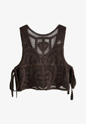 Sötétbarna horgolt crop top ujjatlan kialakítással, szív alakú és geometriai mintákkal, valamint oldalsó megkötőkkel fehér háttéren.