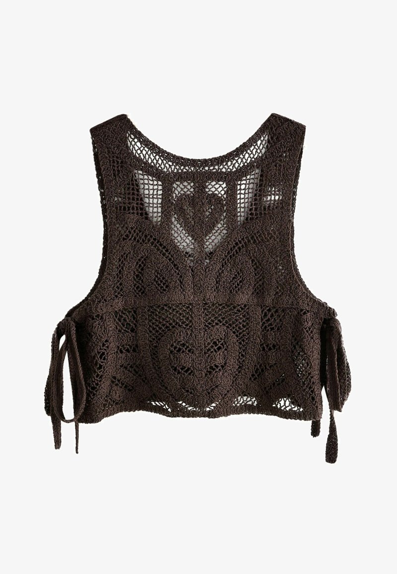 Crop top marron foncé en crochet, sans manches, avec des motifs en forme de cœur et géométriques, et des liens sur les côtés sur fond blanc.