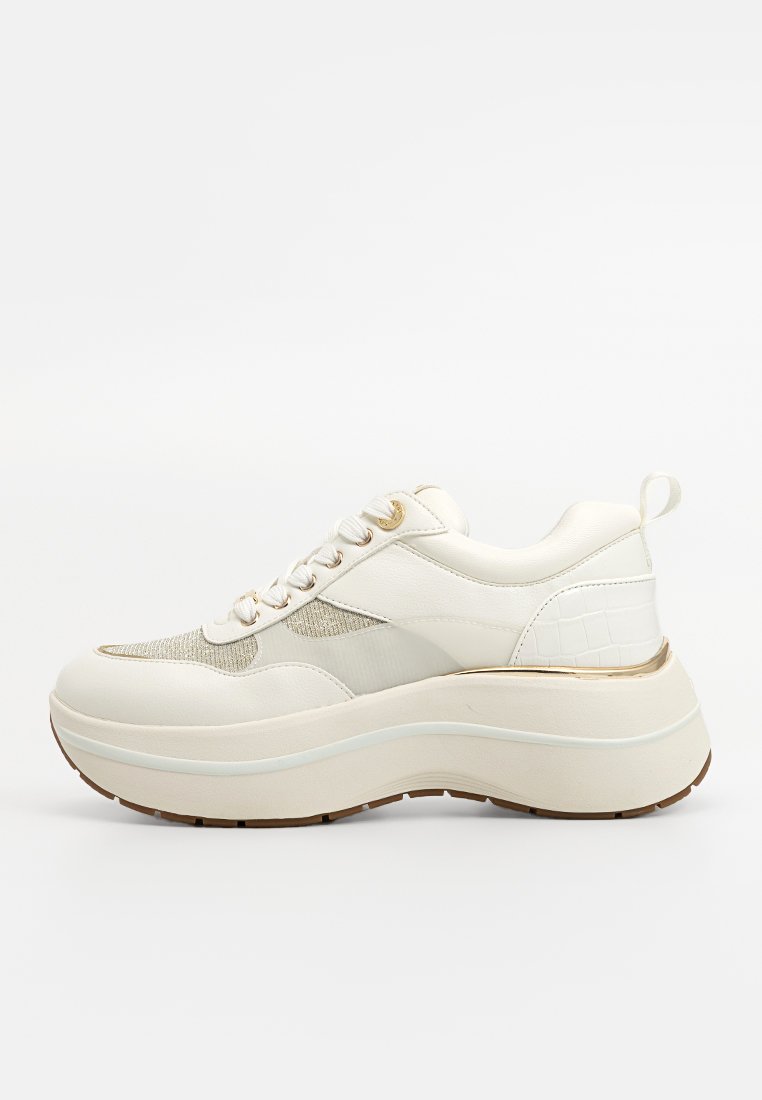 Sneakers plataforma bianche con un mix di materiali lisci e testurizzati, caratterizzati da accenti metallici, design con lacci e una suola spessa.