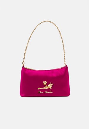 Sac à main rose vif avec bandoulière chaîne dorée, emblème décoratif doré et texte « "Love Moschino" » sur le devant, sur fond uni.