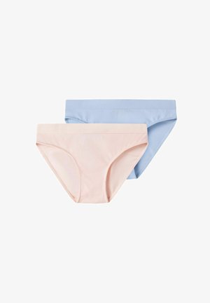 Dwie pary bawełnianych majtek: jedna w jasnoróżowym kolorze, a druga w jasnoniebieskim. Obydwie mają bezszwowy krój i miękkie gumki w pasie.