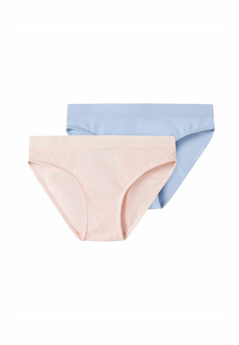 Dwie pary bawełnianych majtek: jedna w jasnoróżowym kolorze, a druga w jasnoniebieskim. Obydwie mają bezszwowy krój i miękkie gumki w pasie.