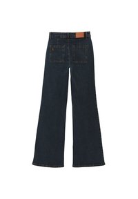 Jeans de pierna ancha de color azul oscuro, hechos de mezclilla. Las características incluyen dos bolsillos traseros y un parche de cuero marrón en la cintura.