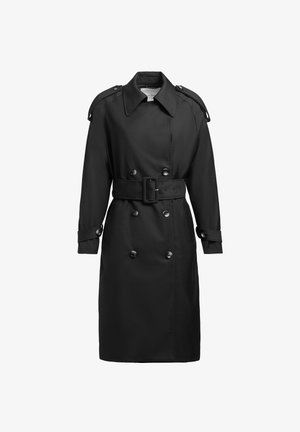 Zwarte trenchcoat van gladde stof. Heeft een dubbel gefronteerde sluiting, grote knopen, een riem in de taille en schouderepauletten.