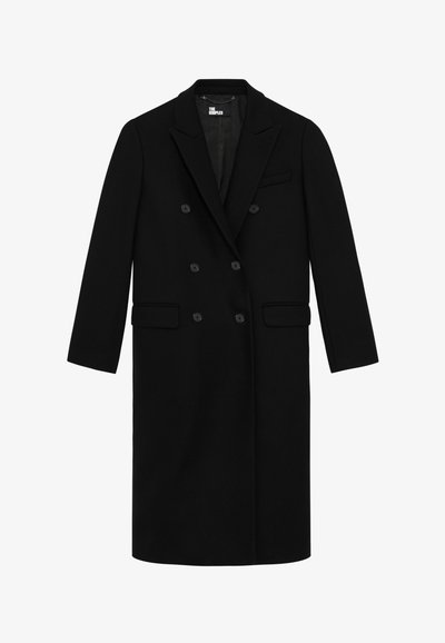 Cappotto nero doppiopetto in lana, con rever a scollo, quattro bottoni frontali, due tasche laterali e una tasca sul petto.