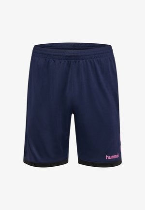 Granatowe krótkie spodenki sportowe z elastycznym paskiem w talii i czarnym obszyciem, z różowym logo "hummel" na dolnej prawej nogawce.