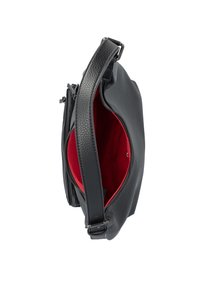 Sac à main en cuir noir avec un extérieur texturé, un intérieur en tissu rouge, une fermeture éclair et une bandoulière réglable. Vue de côté montrant le dessus ouvert.