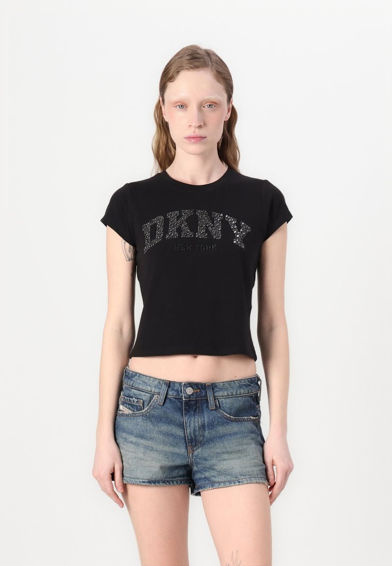 Černé zkrácené tričko s krátkým rukávem, které na sobě má třpytivé logo "DKNY NEW YORK". Slučuje se s světle modrými džínovými šortkami.