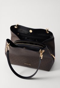Borsa a tracolla marrone con motivo, dettagli in pelle nera, hardware dorato e scomparto con zip. Presenta una singola tracolla.