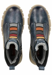 Botas de tobillo de cuero azul con paneles laterales elásticos que presentan rayas grises, naranjas y rojas. Suela gruesa beige y forro gris en el interior.