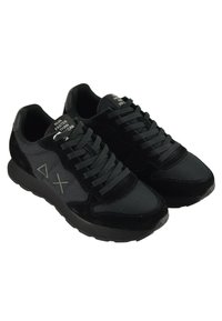 Scarpe da ginnastica nere realizzate con un mix di materiali scamosciati e tessili, una finitura testurizzata e una linguetta imbottita con la scritta "CORRI PIÙ VELOCEMENTE DI QUANTO PUOI."