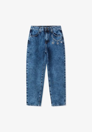 Jeans in denim blu chiaro con vestibilità ampia, con tasche frontali e un'accattivante catena argentata decorata con ciondoli a forma di farfalla, cuore e stella.