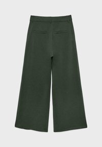 Pantalons à jambes larges en tissu vert foncé avec une texture lisse, dotés de deux poches arrière et d'une coupe droite.