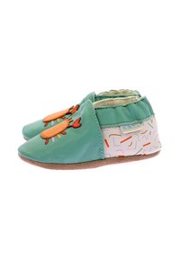 Bottines pour enfants en cuir vert avec des éléments décoratifs orange et rouge, présentant un dos blanc à motifs et une semelle douce et texturée.