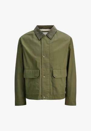 Olivgrüne Jacke mit einem Cordkragen, Druckknopfverschluss vorne und zwei großen aufgesetzten Taschen. Glatte Textur und lockere Passform.