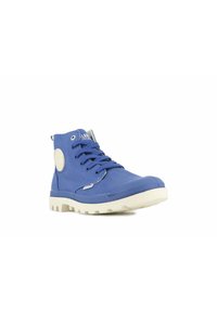 Niebieski tenisówka typu high-top z płóciennym wierzchem, białą gumową podeszwą, okrągłym noskiem i metalowymi oczkami. Posiada emblemat marki z boku.