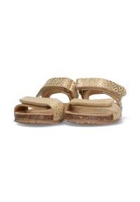 Beige Sandalen mit perforiertem Obermaterial, verstellbaren Klettverschlüssen, flacher Sohle und hellbraunen Innensohlen. Strukturiertes Muster auf den Riemen.
