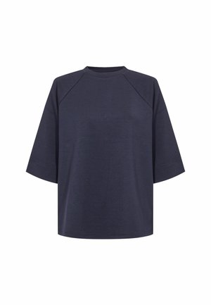 Tumesinine lühikeste varrukatega t-särk, millel on ümar kaelus, pehmest kangast, vaba lõikega ja raglaanvarrukad, mis tagavad liikumisvabaduse.