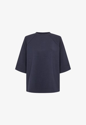 Temno modra kratka majica s kratkimi rokavi in okroglim izrezom, izdelana iz mehke tkanine, s sproščenim krojem in raglan rokavi za lažje gibanje.