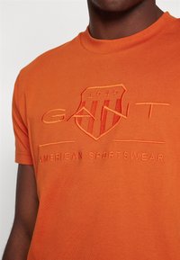 GANT TONAL SHIELD - Triko s potiskem - dark terracotta