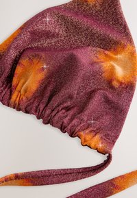 Bikinitop med rynket design, skinnende stof i dyb lilla med orange accenter og justerbare snore for en tilpasset pasform.