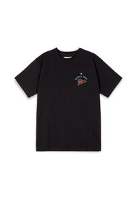 Camiseta de algodón negra con un pequeño diseño bordado que lleva el texto "Nautica Gray" y gráficos coloridos en la parte superior izquierda.
