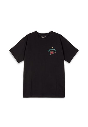 Camiseta de algodón negra con un pequeño diseño bordado que lleva el texto "Nautica Gray" y gráficos coloridos en la parte superior izquierda.