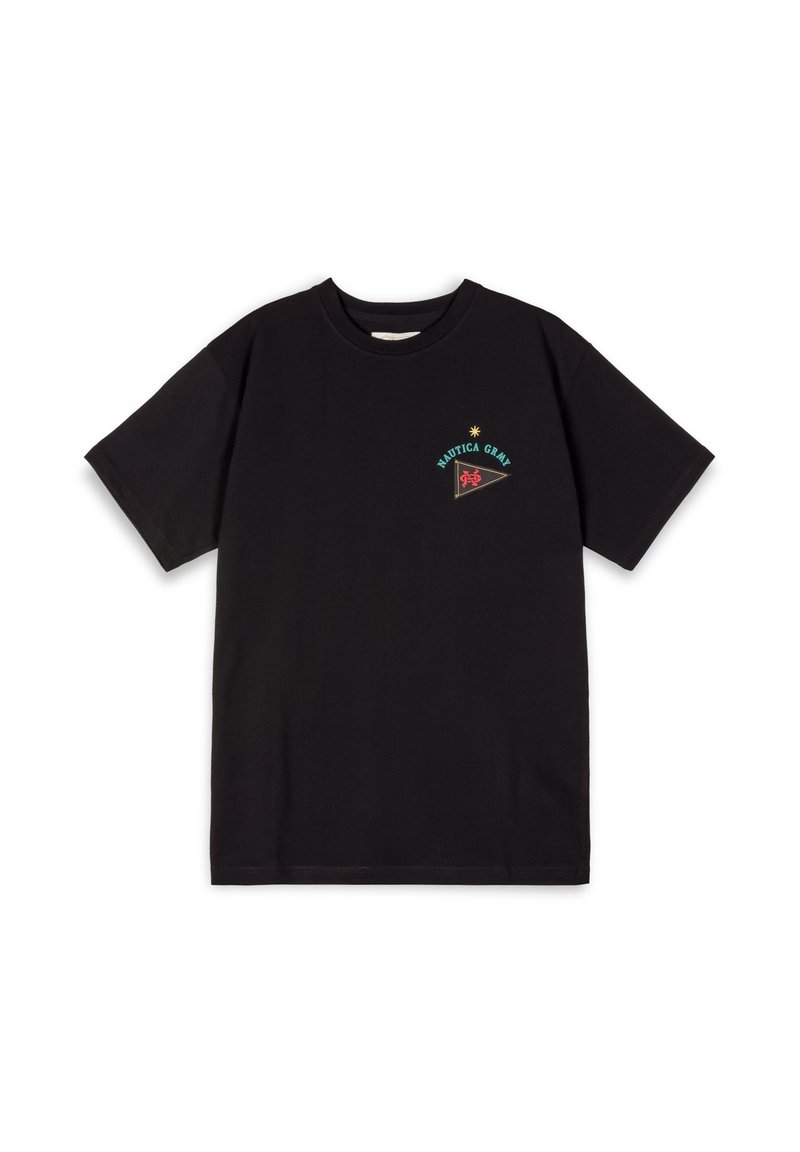 Camiseta de algodón negra con un pequeño diseño bordado que lleva el texto "Nautica Gray" y gráficos coloridos en la parte superior izquierda.