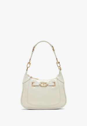 Witte gepatenteerde leren handtas met een gebogen vorm, gouden hardware accenten, verstelbare schouderriem en een centrale decoratieve sluiting.