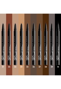Dix crayons à sourcils dans des tubes noirs, numérotés de 01 à 10, disposés en ligne au-dessus d'échantillons de couleurs assorties à des tons de peau.