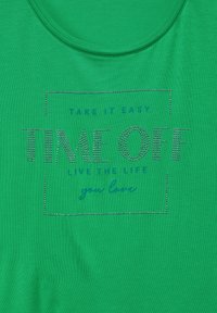 Grøn bomulds T-shirt med rund halsudskæring og dekorativ blå tekst på forsiden, prydet med rhinsten.