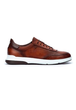 Zapatillas de cuero marrón con una parte superior texturizada, acentos sutiles y una mediasuela blanca. Los cordones ofrecen un ajuste seguro.
