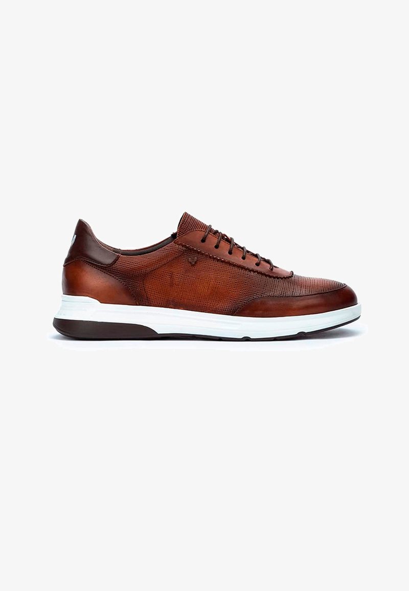 Sneakers in pelle marrone con una tomaia texture, dettagli sottili e una suola intermedia bianca. I lacci assicurano una calzata sicura.