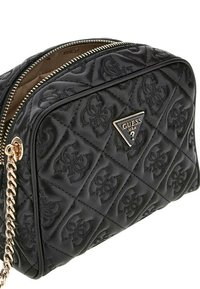 Bolso de mano acolchado negro de cuero con un diseño texturizado, que presenta una correa de cadena dorada y una placa de logo triangular en la parte frontal.