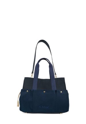 Borsa tote in tela blu navy con manici superiori doppi, dettagli in metallo dorato e logo impresso. Presenta una forma strutturata e sezioni in tessuto a contrasto.