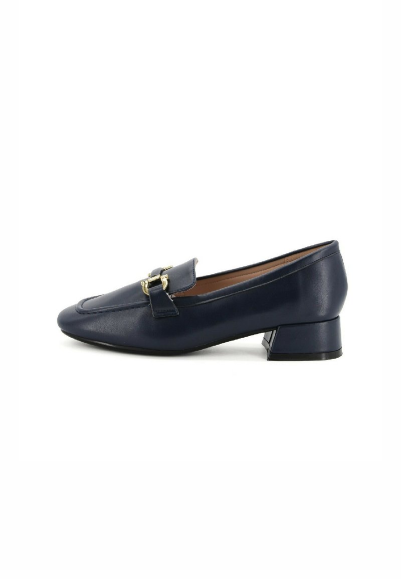 Mocassini in pelle blu navy con tacco basso e finitura lucida, dettagli inHardware in tonalità oro sulla parte superiore. Design elegante e punta affilata.