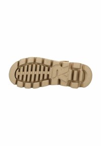 Semelle de chaussure en caoutchouc brun avec un motif de grip texturé. Comprend des rainures profondes et une empreinte de logo, conçue pour une traction améliorée.
